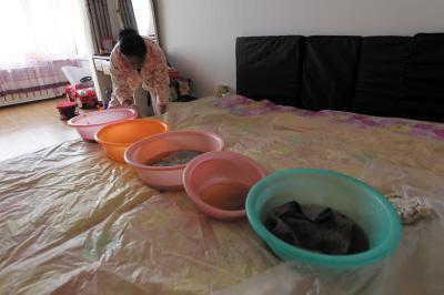 永川楼上漏水，住户失联，小区没物管，业主维权难！律师来支招……